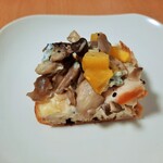 ブーランジェリー ブルディガラ - 舞茸やエリンギ、しめじなど芳醇なきのこの香りにスライスしたスモークチキン、ホクホク甘い栗にゴルゴンゾーラのクセのある香りがアクセント