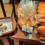 ブーランジェリー ブルディガラ - トマトピューレを使ったオレンジ色のチャバタや、ゲランドの塩を使ったクレセントロール、ドライトマトやチーズも合わせたアンチョビオリーブ