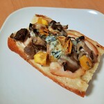 きのことスモークチキン、栗、ゴルゴンゾーラをあわせた秋限定のタルティーヌ・シャンピニオン562円