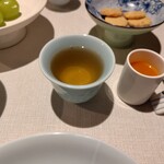 成隆行蟹王府 - お通しと吸い物