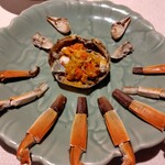 成隆行蟹王府 - 上海蟹（店員が皿に盛りつけ）