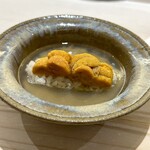鮨 なんば - 蒸しアワビ餡のシャリとバフンウニ添え