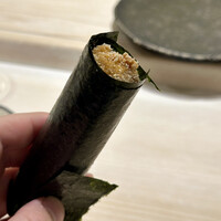 鮨 なんば 日比谷 - マグロのおかき手巻き