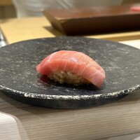 鮨 なんば 日比谷 - マグロの背トロにぎり