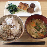 トーコーキッチン - 野菜のキッシュ 副菜二品 豚汁 ご飯