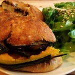 パーラー江古田 - 雑穀パンで季節の野菜サンド