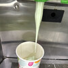yogurtland - ドリンク写真:ピスタチオ✨です♪ 自分で操作して好きなだけ…