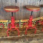 THE BURGER HEARTS - 水のポンプ？ポパイに出てきたような...？初めて見る椅子だぞー