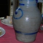 Apfelweinwirtschaft Adolf Wagner - こういう入れ物にアップルワインが入っています