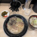 ラーメン　九龍 - こってりラーメン(950円)＋チャーシュー飯(350円)