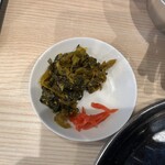 ラーメン　九龍 - セルフの高菜漬と紅しょうが