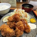 とんかつ不二 - カキフライ3個はとんかつソースをかけて、残り2個はウスターソースをかけて