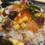 海鮮居酒屋 魚政 - 海鮮バラちらし　サーモンにタコ、焼き魚はなんだろ？ 　たっぷりのとびっこに、きゅうりと玉子焼きと具沢山！
