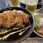 とんてつ - 黒いかつカレー　サラダ付き