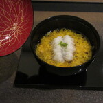 日本料理 TOBIUME - 吸物椀の蓋裏に華やかな菊