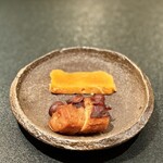 鉄板焼 宇佐見 - タコの桜煮とカラスミ（塩漬け１年その後２ヶ月干しそして半年味噌漬け）