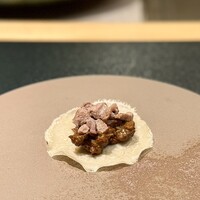 鉄板焼 宇佐見 - アカヤマドリタケとイノシシベーコン　戸隠の新蕎麦クレープ包み