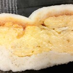りくろーおじさんの店 - ビックリその１は、見た目は厚焼き玉子も名のとおり玉子焼きはふわふわ感ありありあり！その２は耳はしっかり、中はソフト感スゴいなパン！全体が素晴らしい玉子サンドでした！近くにあったら始終買ってます(笑)