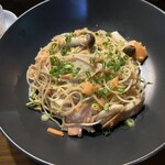 肉と日本酒バル ワラカド - サーモンときのこ和風ペペロンチーノ