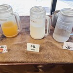 ホテルハイパーヒルズ弘前 - 水・牛乳・リンゴジュース