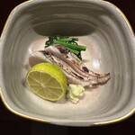 多仁本 - 鰆の焼き霜造り、脂が乗っています。たっぷりと酢橘を搾って。ほうれん草の胡麻和えも美味。