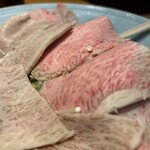 牛肉割烹 自雷也 - その下はピンク色　こっちを上にしないんだ！なんて正直なの♡ 