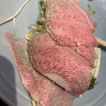 牛肉割烹 自雷也 - ここの前沢牛は一回も冷凍してなくて、手切りだって　機械切りだと熱が伝わって肉が悪くなるからだって　めっちゃ薄いよ〜