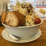 麺屋 花の名 - 野菜、ニンニク、ネギ、アブラ、辛揚げ、ガリマヨのサイドビュー