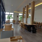 Little Cockoo - 広い店内。何故か2人がけだらけ。