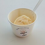 ジェラート&カフェ - 料理写真:ミニジェラート・枇杷（220円）