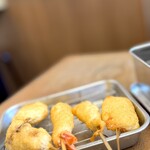 串かつ でんがな - 海鮮5本セット。 タネは割と小さめ。 調子こいてオーダーしてたら案外イっちゃう。