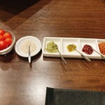 肉山 おおみや - 薬味等。
今まで相方とは2度、肉山さんに伺っていたものの、その時の写真がないらしく、相方の誕生日に行ってきた( *＾皿＾)