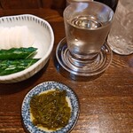 味治 - 手前から、お酒のつき出し・メカブ、お新香、日本酒（大山）
