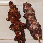 味治 - 照り・コク抜群の肝焼き☆☆☆／塩味で複雑な味わいのえり焼き（頭）◎