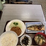 い志い食堂 - 料理写真:本日の日替り 焼魚(サバ)とメンチカツ定食 1000円！
