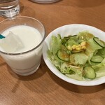 カレー屋 パクパクもりもり - ミニサラダとハーフラッシーセット@250円