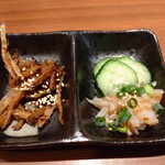 とり亀 本八幡店 - 特選串焼き7本盛り合わせに付く小鉢の鶏皮のきんぴらと梅水晶(鶏ナンコツ)です。両方ともむっちゃ美味しくてその後の料理が大当たりの予感がしましたっ!!