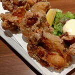 とり亀 - 鶏の唐揚げです。気をつけないと口の中を傷つけちゃうくらいカリカリに揚がってました(笑)。