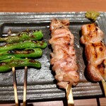 とり亀 - 特選串焼き7本盛り合わせ①です。ししとう、皮(塩)ともも(塩)です。焼き加減と塩の塩梅が最幸でした♪