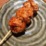 とり亀 - つくね(タレ)です。ナンコツが入っていて歯ごたえのいいつくねでした。タレはやはりあっさり目タイプでした。