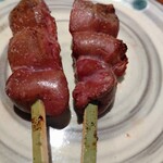 とり亀 - レバー(塩)です。塩味と焼き加減が完璧で最幸なレバー焼きでした♪