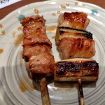 とり亀 - 特選串焼き7本盛り合わせ③です。せせり(タレ)とねぎま(タレ)です。