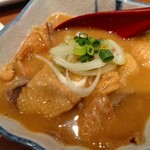 とり亀 - 鶏のモツ煮込みです。白味噌の割には塩味が強いかな…。モツと鶏皮が入っていて美味しいです。