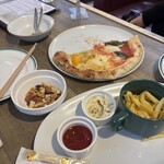 俺のイタリアン Beer Terrace 恵比寿ガーデンプレイス - こちらも食べかけでごめんなさい。
                                ピザとポテト（正式名不明）とナッツ
