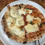 ピッツェリア パーレンテッシ - マルゲリータと色々チーズでハーフ&ハーフ 税込み3190円