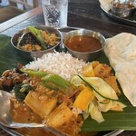 NADI - 季節のカレー2種と副菜4種プレート ¥1800