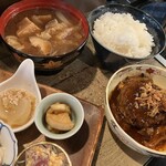 居酒屋もくもく - 具沢山味噌汁・ご飯・煮込みハンバーグ・前菜