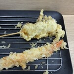 だるまの天ぷら定食 - （上）ホタテ　（下）えび