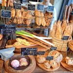 Comme’N TOKYO - ハード系生地のパンが美味しそう。