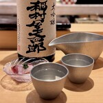 麻布十番 鮨とも - 鰹のお造り、純米大吟醸の稲村屋文四郎